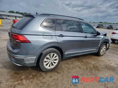 Trzecie zdjęcie samochodu z tyłu: 2018 VOLKSWAGEN TIGUAN SE VIN:3VV3B7AXXJM070374 - miniatura