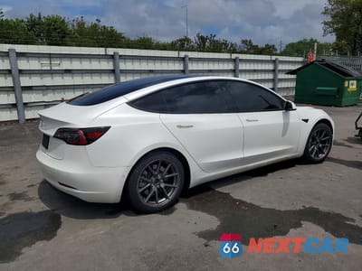 Trzecie zdjęcie samochodu z tyłu: 2021 TESLA MODEL 3 VIN:5YJ3E1EA2MF853819 - miniatura