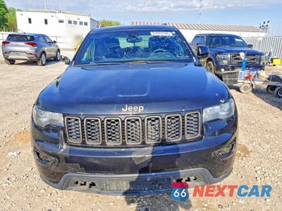 Piąte zdjęcie samochodu w środku: 2017 JEEP GRAND CHEROKEE LAREDO VIN:1C4RJFAGXHC747179 - miniatura