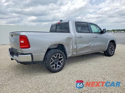 Trzecie zdjęcie samochodu z tyłu: 2026 RAM 1500 LARAMIE VIN:1C6SRFJPXTN255511 - miniatura