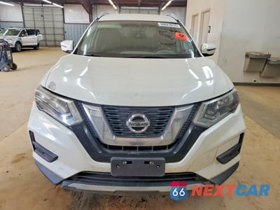 Piąte zdjęcie samochodu w środku: 2017 NISSAN ROGUE SV VIN:5N1AT2MN2HC753726 - miniatura
