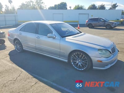 Czwarte zdjęcie samochodu z boku: 2002 MERCEDES-BENZ S 500 VIN:WDBNG75J22A285145 - miniatura