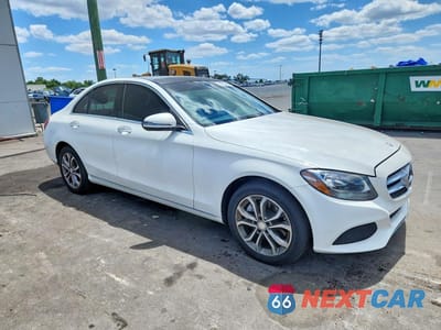 Czwarte zdjęcie samochodu z boku: 2017 MERCEDES-BENZ C 300 4MATIC VIN:55SWF4KB6HU192616 - miniatura