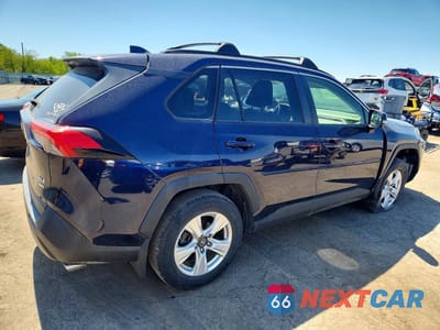 Trzecie zdjęcie samochodu z tyłu: 2019 TOYOTA RAV4 XLE VIN:JTMP1RFV6KD038699 - miniatura