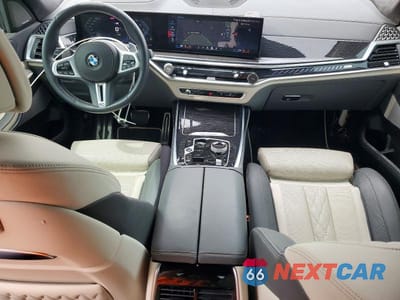 Zdjęcie 8 z 13 samochodu: 2025 BMW X7 M60I VIN:5UX33EM02S9X33188 - miniatura