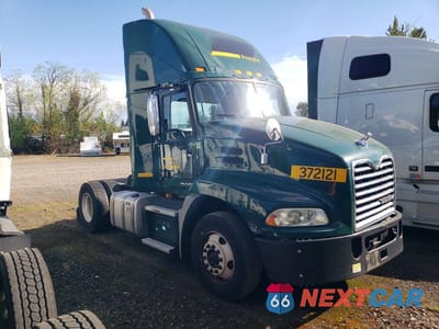 2018 MACK CXU612 SEMI TRUCK 1M1AW01X5JM010452 - główne zdjęcie licytacji z USA - miniatura