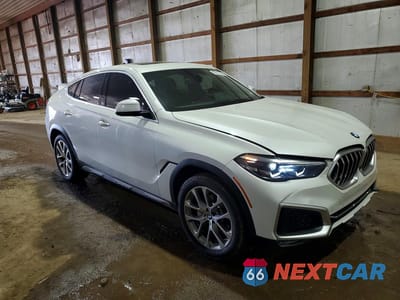 Czwarte zdjęcie samochodu z boku: 2021 BMW X6 XDRIVE40I VIN:5UXCY6C09M9G28940 - miniatura