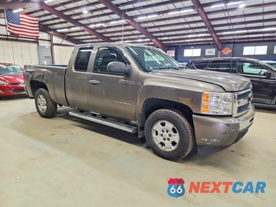 Czwarte zdjęcie samochodu z boku: 2011 CHEVROLET SILVERADO K1500 LT VIN:1GCRKSE37BZ332564 - miniatura