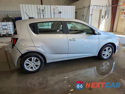 Trzecie zdjęcie samochodu z tyłu: 2015 CHEVROLET SONIC LT VIN:1G1JC6SG1F4210092 - miniatura