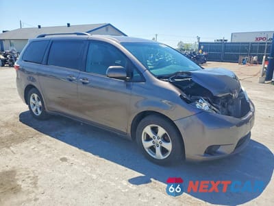 Czwarte zdjęcie samochodu z boku: 2016 TOYOTA SIENNA LE 8-PASSENGER VIN:5TDKK3DC6GS699022 - miniatura