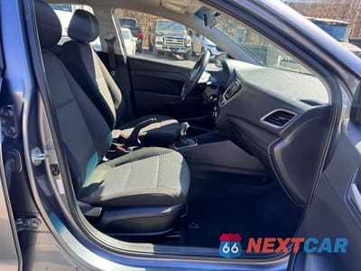 Piąte zdjęcie samochodu w środku: 2018 HYUNDAI ACCENT SE VIN:3KPC24A31JE014487 - miniatura