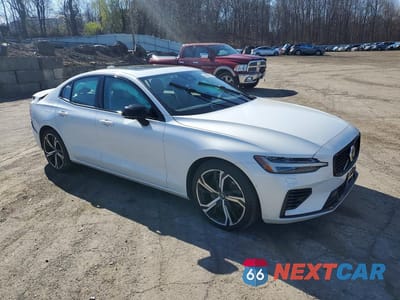 Czwarte zdjęcie samochodu z boku: 2023 VOLVO S60 PLUS VIN:7JRH60FW1PG255031 - miniatura