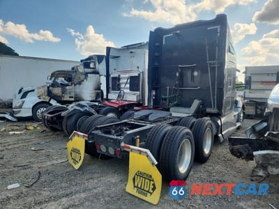 Czwarte zdjęcie samochodu z boku: 2014 KENWORTH T680 SEMI TRUCK VIN:1XKYD49X8EJ395338 - miniatura