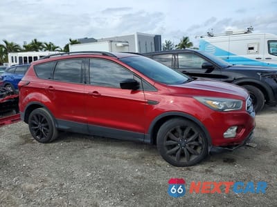 Czwarte zdjęcie samochodu z boku: 2019 FORD ESCAPE SE VIN:1FMCU0GD2KUB07715 - miniatura