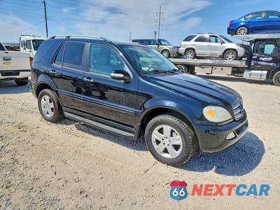 Czwarte zdjęcie samochodu z boku: 2005 MERCEDES-BENZ ML 500 VIN:4JGAB75E75A559683 - miniatura