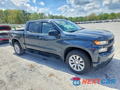 Czwarte zdjęcie samochodu z boku: 2021 CHEVROLET SILVERADO C1500 CUSTOM VIN:3GCPWBEKXMG184559 - miniatura