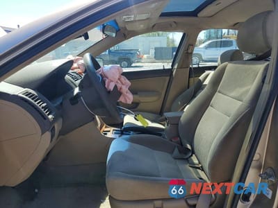 Zdjęcie 7 z 14 samochodu: 2005 HONDA ACCORD EX VIN:1HGCM56715A063193 - miniatura