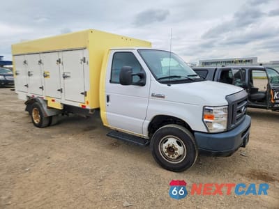 Czwarte zdjęcie samochodu z boku: 2018 FORD ECONOLINE E450 SUPER DUTY CUTAWAY VAN VIN:1FDXE4FS7JDC18930 - miniatura