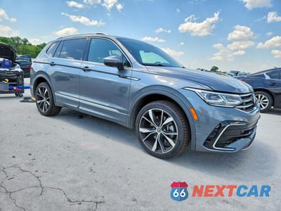 Czwarte zdjęcie samochodu z boku: 2022 VOLKSWAGEN TIGUAN SEL R-LINE VIN:3VV4B7AX5NM119426 - miniatura