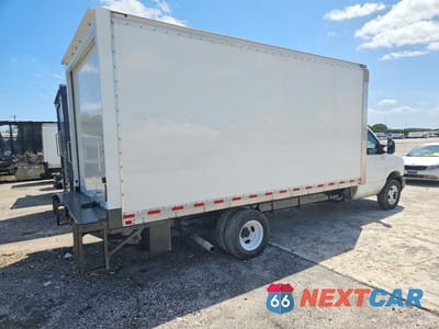Trzecie zdjęcie samochodu z tyłu: 2022 FORD E450 BOX TRUCK VIN:1FDXE4FN5NDC09840 - miniatura