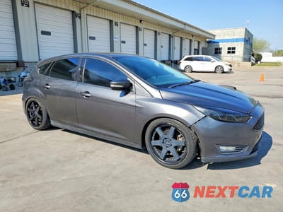 Czwarte zdjęcie samochodu z boku: 2016 FORD FOCUS SE VIN:1FADP3K20GL389458 - miniatura