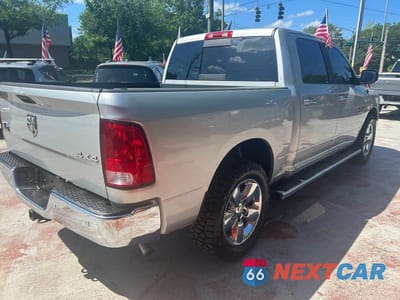 Czwarte zdjęcie samochodu z boku: 2018 RAM 1500 SLT VIN:3C6RR7LG3JG203497 - miniatura