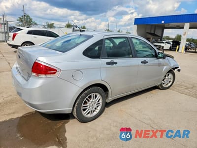 Trzecie zdjęcie samochodu z tyłu: 2010 FORD FOCUS SE VIN:1FAHP3FN8AW130003 - miniatura