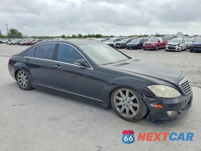 Czwarte zdjęcie samochodu z boku: 2007 MERCEDES-BENZ S 550 VIN:WDDNG71X77A147724 - miniatura