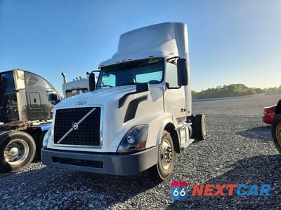 Drugie zdjęcie samochodu z przodu: 2017 VOLVO VNL SEMI TRUCK VIN:4V4N39TG5HN988082 - miniatura