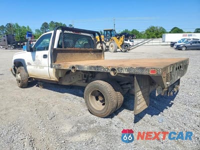 Trzecie zdjęcie samochodu z tyłu: 2005 CHEVROLET SILVERADO FLATBED TRUCK VIN:1GBJC34275E271919 - miniatura