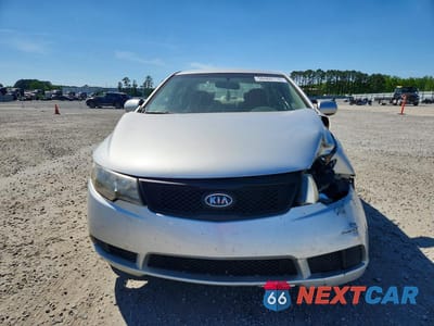 Piąte zdjęcie samochodu w środku: 2010 KIA FORTE LX VIN:KNAFT4A27A5049285 - miniatura