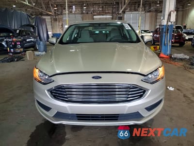 Piąte zdjęcie samochodu w środku: 2017 FORD FUSION S VIN:3FA6P0G71HR378600 - miniatura