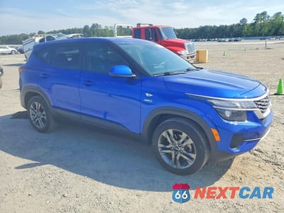 Czwarte zdjęcie samochodu z boku: 2022 KIA SELTOS LX VIN:KNDEPCAA3N7335410 - miniatura