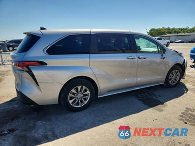 Trzecie zdjęcie samochodu z tyłu: 2022 TOYOTA SIENNA XLE VIN:5TDYRKEC1NS114813 - miniatura