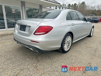 Czwarte zdjęcie samochodu z boku: 2017 MERCEDES-BENZ E 300 4MATIC VIN:WDDZF4KB7HA189074 - miniatura
