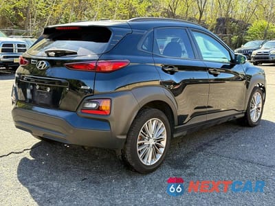 Czwarte zdjęcie samochodu z boku: 2018 HYUNDAI KONA SEL VIN:KM8K2CAA0JU131639 - miniatura