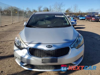 Piąte zdjęcie samochodu w środku: 2015 KIA FORTE LX VIN:KNAFK4A60F5426102 - miniatura
