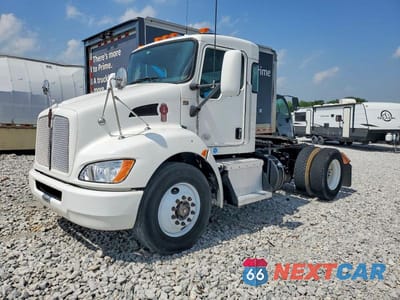 Drugie zdjęcie samochodu z przodu: 2015 KENWORTH T330 SEMI TRUCK VIN:2XKHAJ7X8FM462735 - miniatura