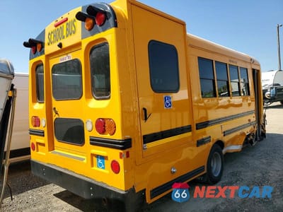 Czwarte zdjęcie samochodu z boku: 2017 CHEVROLET EXPRESS G4500 VIN:1HA6GUBG5HN001730 - miniatura