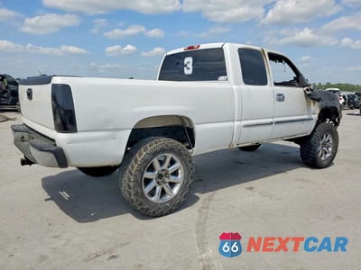 Trzecie zdjęcie samochodu z tyłu: 2006 GMC NEW SIERRA K1500 VIN:2GTEK19B861261531 - miniatura