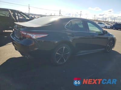 Trzecie zdjęcie samochodu z tyłu: 2018 TOYOTA CAMRY XSE VIN:4T1B61HK4JU107187 - miniatura