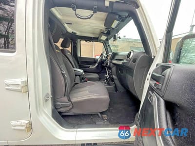 Piąte zdjęcie samochodu w środku: 2015 JEEP WRANGLER UNLIMITED SAHARA VIN:1C4BJWEGXFL540381 - miniatura