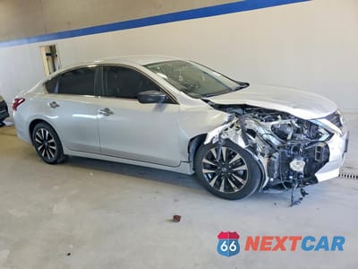 Czwarte zdjęcie samochodu z boku: 2018 NISSAN ALTIMA 2.5 SV VIN:1N4AL3AP7JC263004 - miniatura