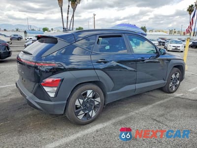 Trzecie zdjęcie samochodu z tyłu: 2024 HYUNDAI KONA SEL VIN:KM8HB3AB4RU114650 - miniatura