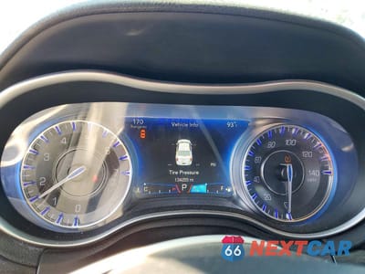 Zdjęcie 9 z 13 samochodu: 2016 CHRYSLER 300 LIMITED VIN:2C3CCAAG6GH273797 - miniatura