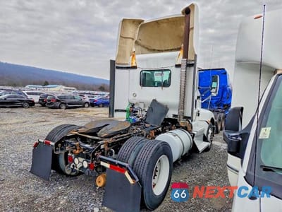 Czwarte zdjęcie samochodu z boku: 2013 KENWORTH T660 SEMI TRUCK VIN:1XKAA48X2DJ354794 - miniatura