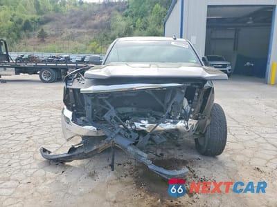 Piąte zdjęcie samochodu w środku: 2018 CHEVROLET SILVERADO K1500 LT VIN:1GCNKREC0JZ243327 - miniatura