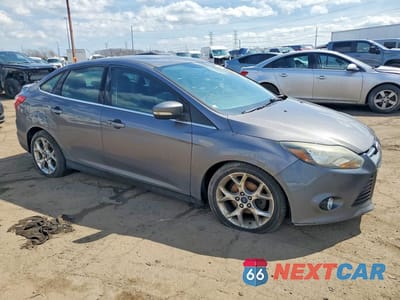 Czwarte zdjęcie samochodu z boku: 2014 FORD FOCUS TITANIUM VIN:1FADP3J21EL116950 - miniatura