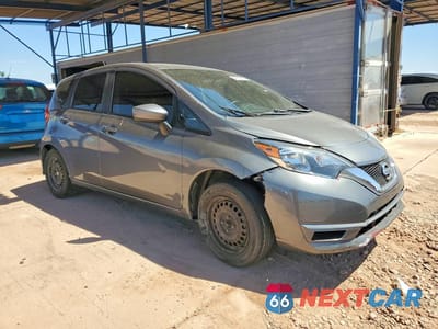 Czwarte zdjęcie samochodu z boku: 2018 NISSAN VERSA NOTE SV VIN:3N1CE2CP2JL362499 - miniatura