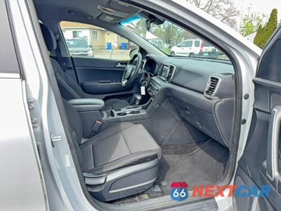 Piąte zdjęcie samochodu w środku: 2017 KIA SPORTAGE LX VIN:KNDPMCAC7H7037286 - miniatura